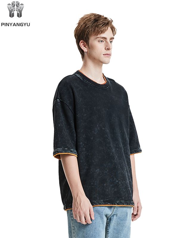 Kulunut pesu- ja tilkkutyökuvioinen t-paita