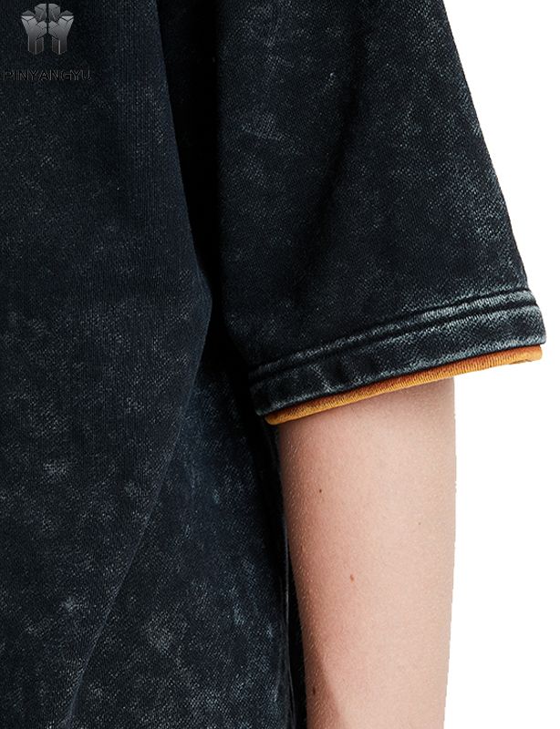 Kulunut pesu- ja tilkkutyökuvioinen t-paita